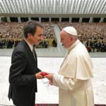 Il saluto tra Papa Francesco e il rettore della Lumsa Francesco Bonini