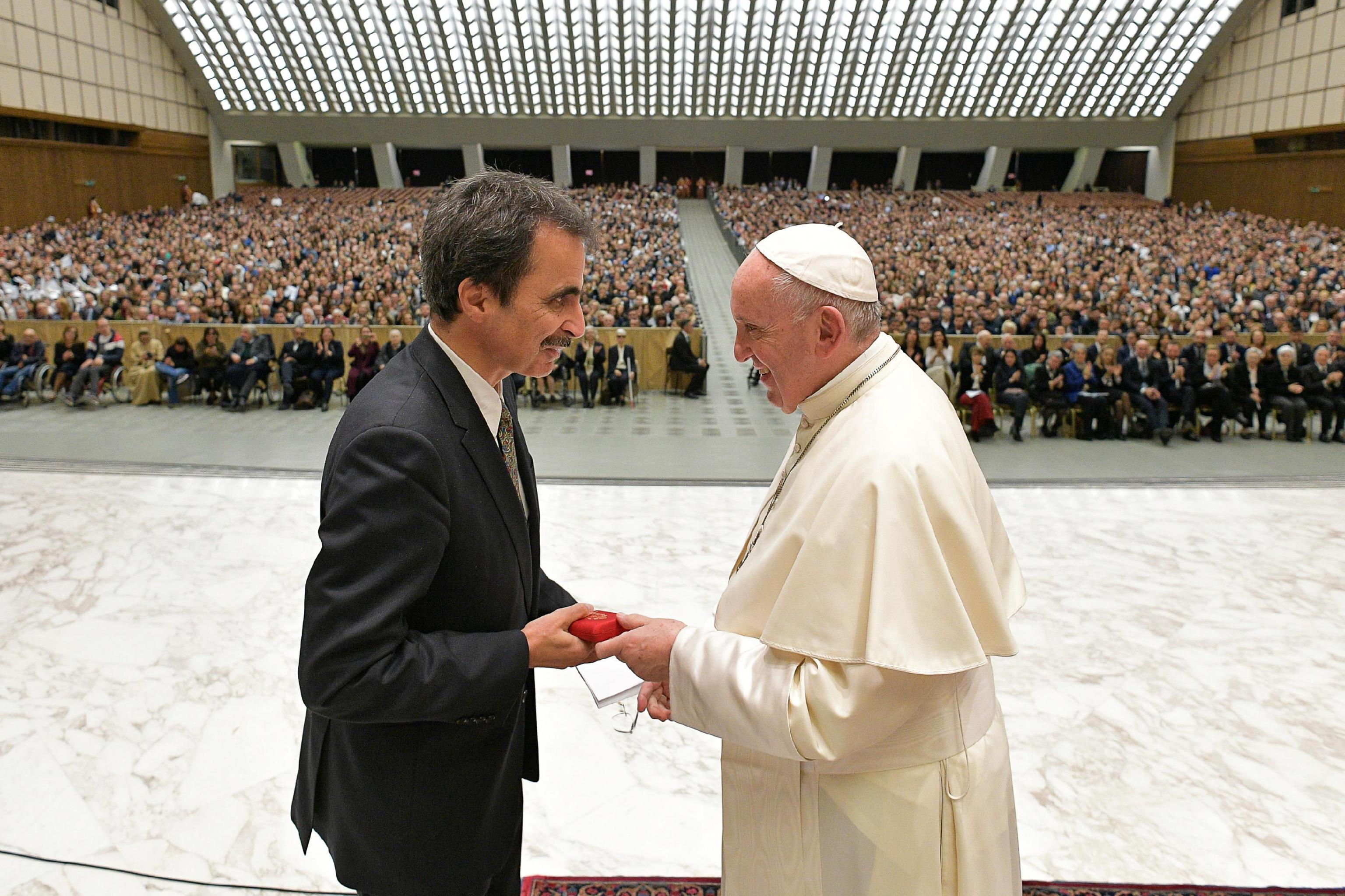 Il saluto tra Papa Francesco e il rettore della Lumsa Francesco Bonini