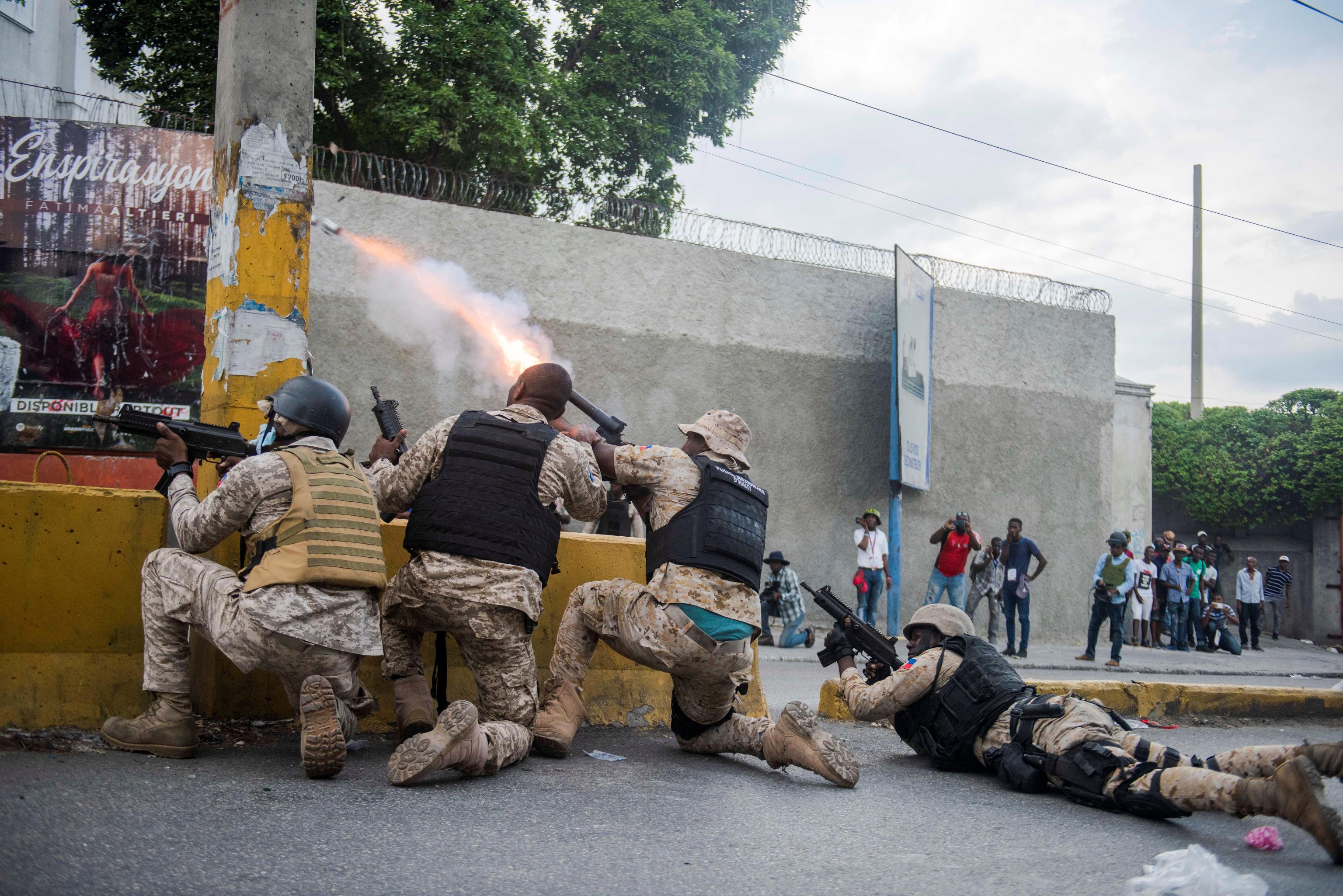La Polizia di Haiti mentre respinge gli oppositori del governo
