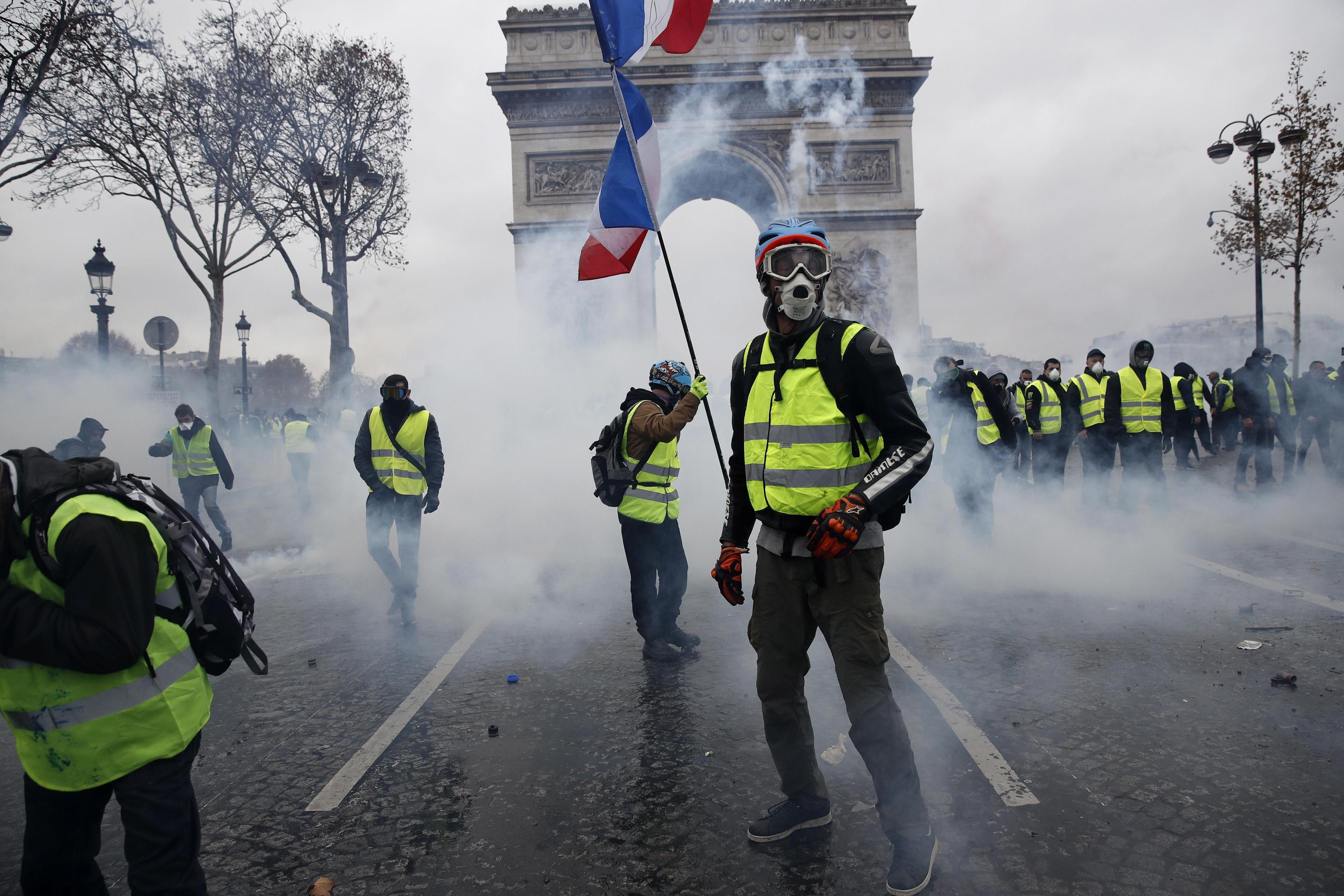 I gilet gialli, l'1 dicembre 2018, protestano davanti l'arco di Trionfo I gilet gialli, l'1 dicembre 2018, protestano davanti l'arco di Trionfo