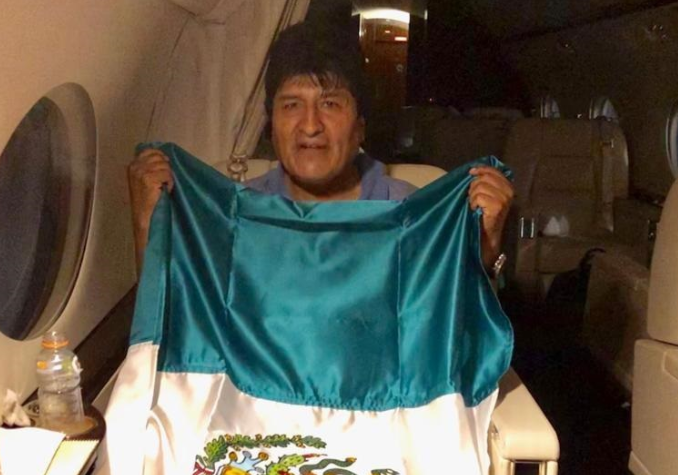 Evo Morales in aereo verso il Messico, dove godrà dell’asilo politico. L'ex presidente della Bolivia si è dimesso a causa dell'escalation di proteste successive alla sua rielezione