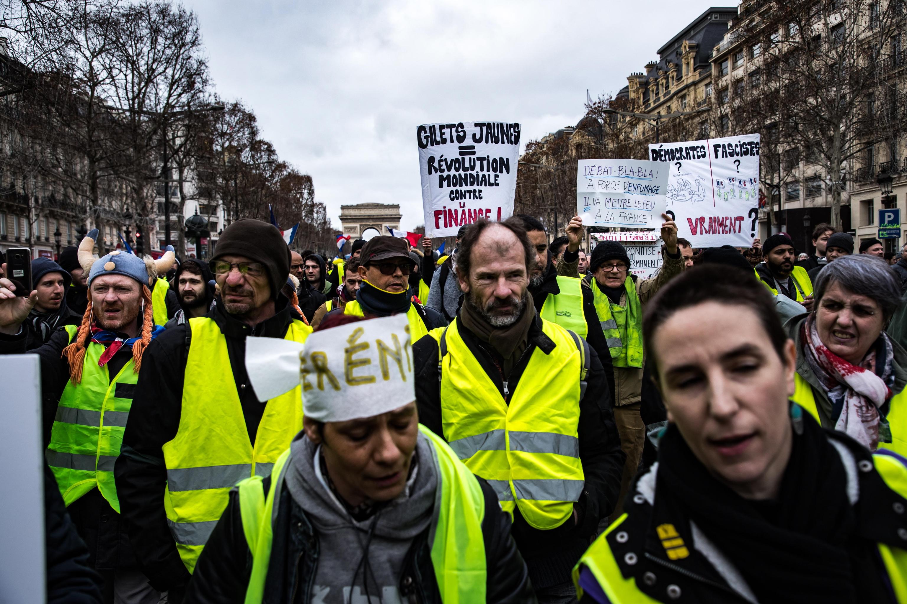 I manifestanti marciano verso gli Champs-Elysees il 26 gennaio 2019