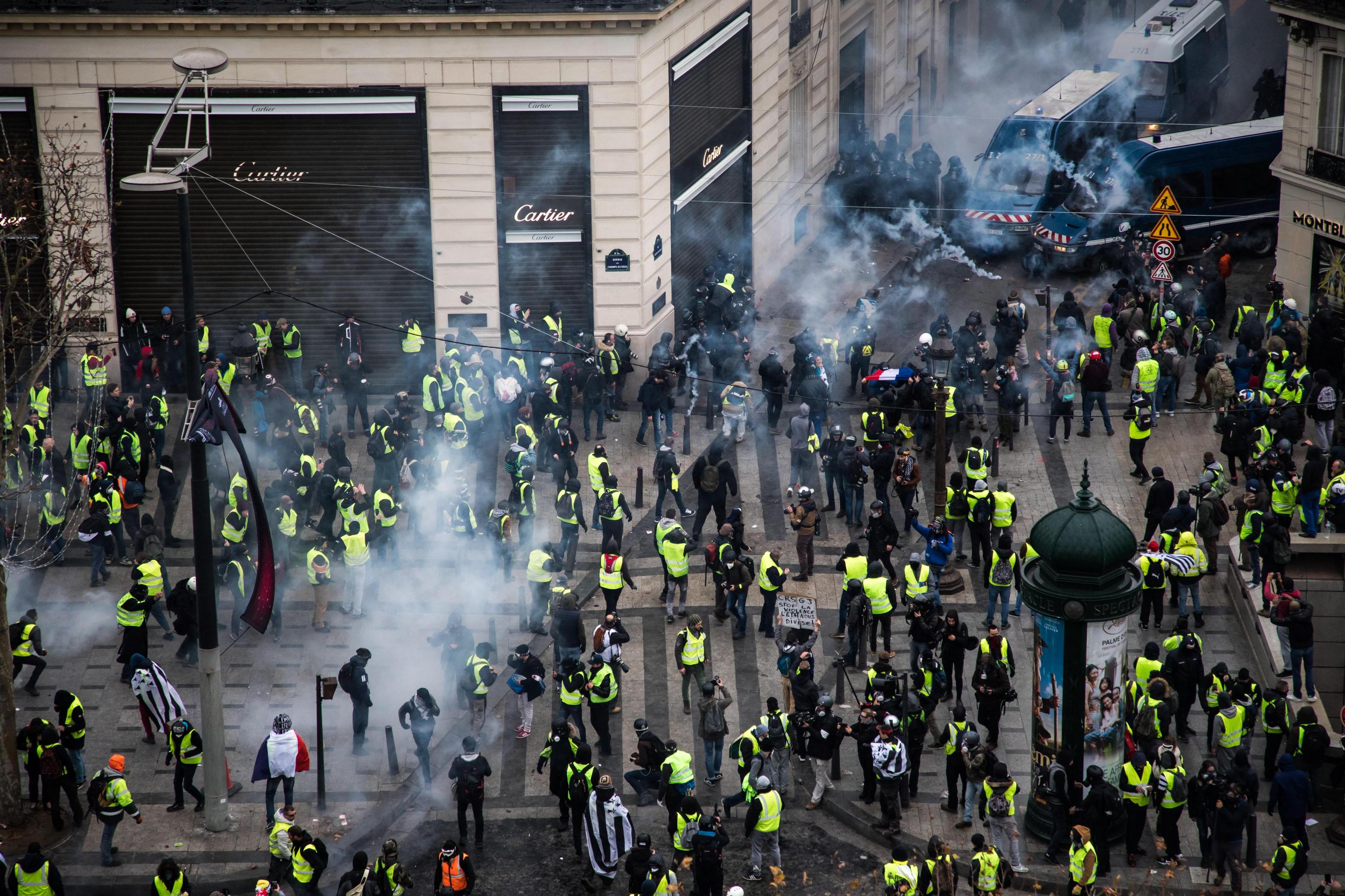 I gilet gialli protestano lungo gli Champs-Élysées l'8 dicembre 2018