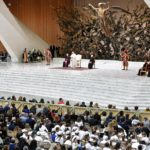 Il Papa legge il discorso davanti al pubblico dell'aula Paolo VI