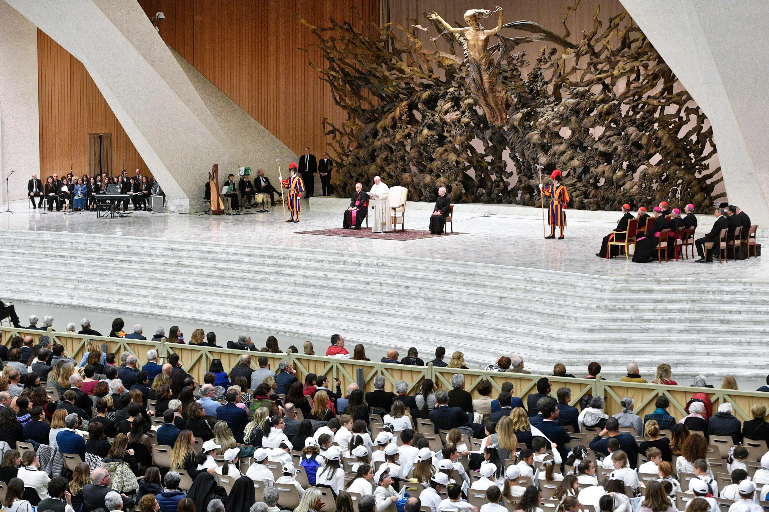 Il Papa legge il discorso davanti al pubblico dell'aula Paolo VI