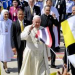 Papa Francesco appena arrivato in Thailandia saluta i fedeli