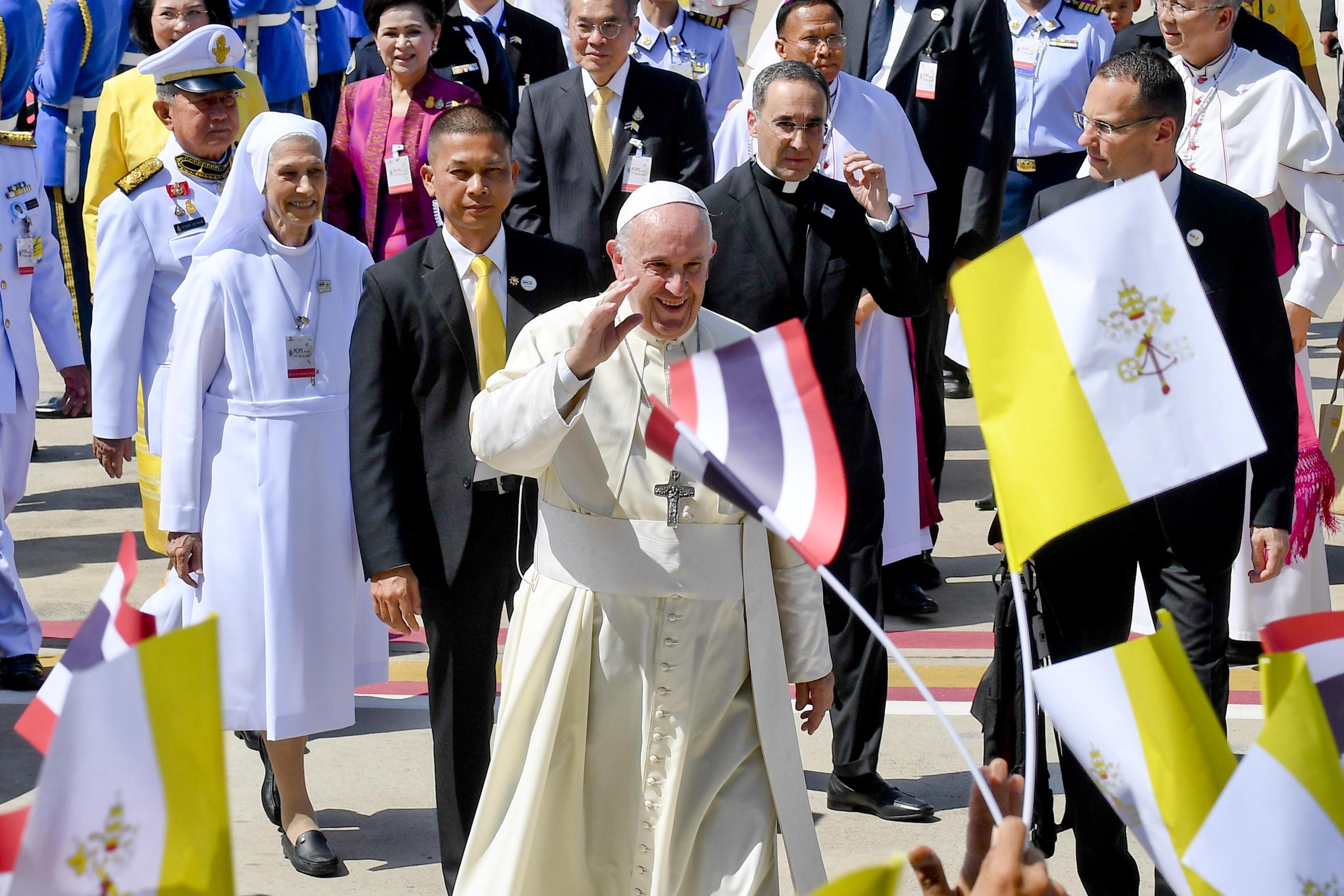 Papa Francesco appena arrivato in Thailandia saluta i fedeli