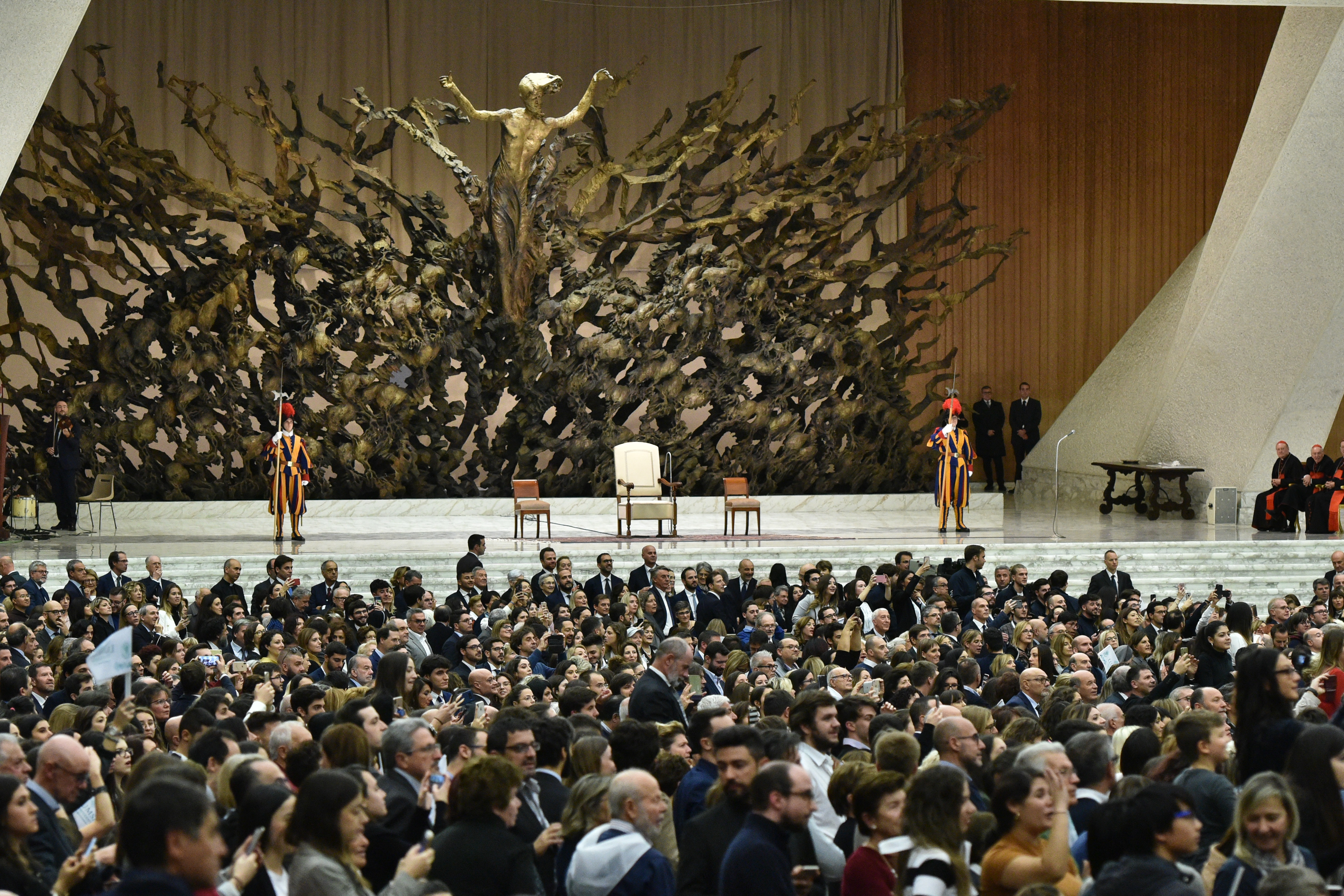 L'attesa del pubblico per l'arrivo del Santo Padre