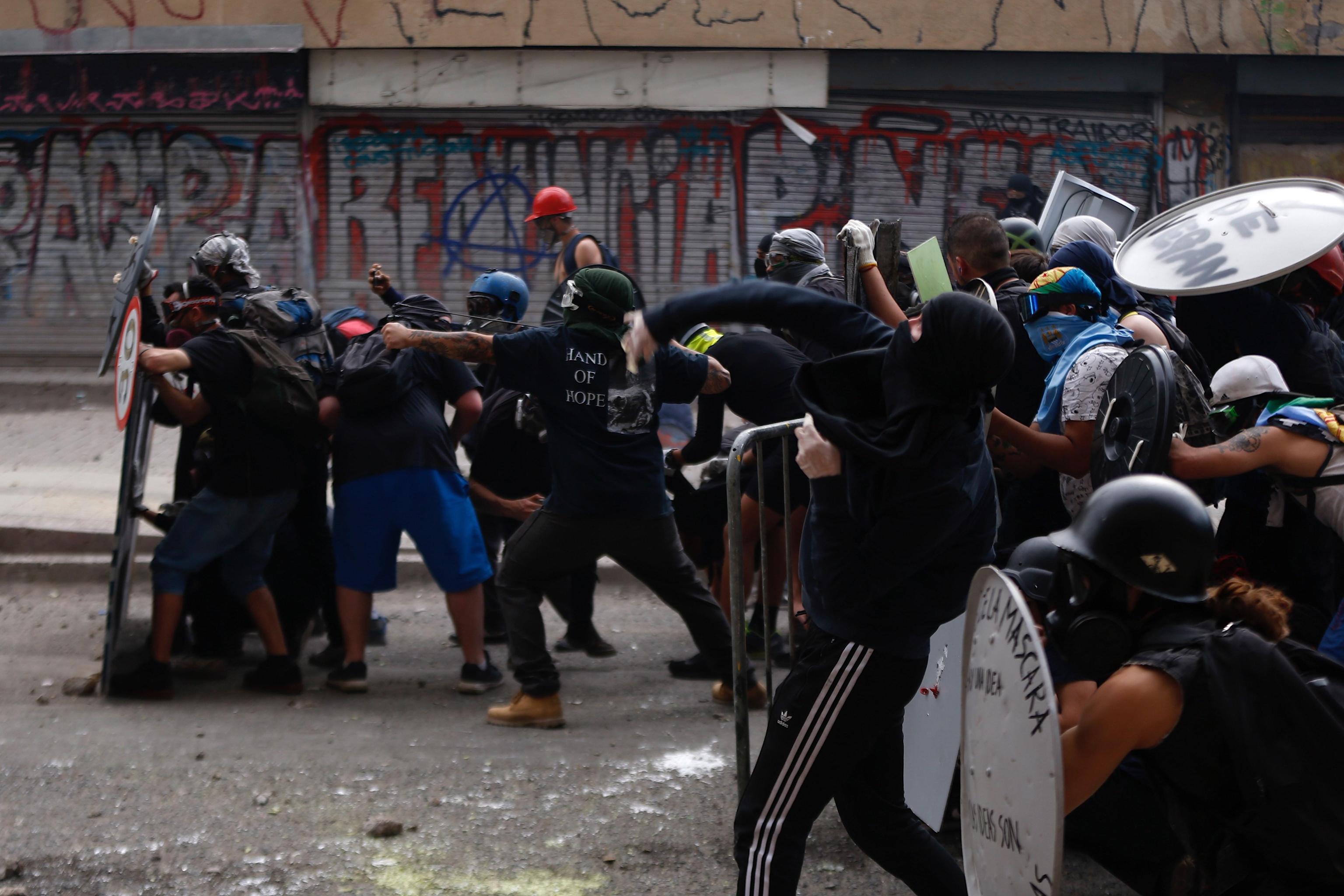 Manifestanti cileni si scontrano con i Carabineros, la gendarmeria nazionale dello Stato sudamericano