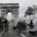 La polizia usa gli idranti contro i gilet gialli durante gli scontri avvenuti il 1 dicembre 2018 La polizia usa gli idranti contro i gilet gialli durante gli scontri avvenuti il 1 dicembre 2018