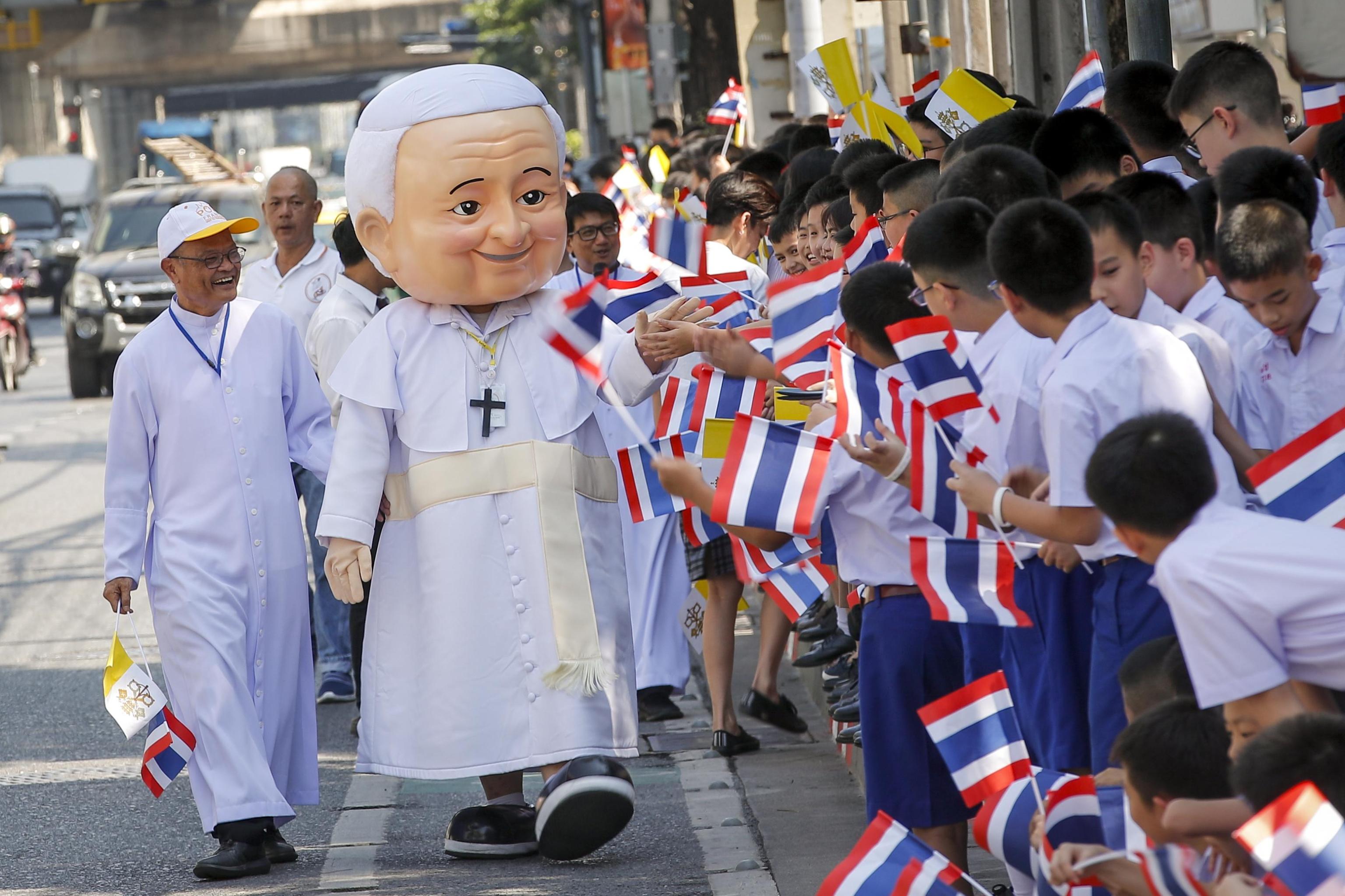 L'uomo con il costume del Papa cammina tra i fedeli