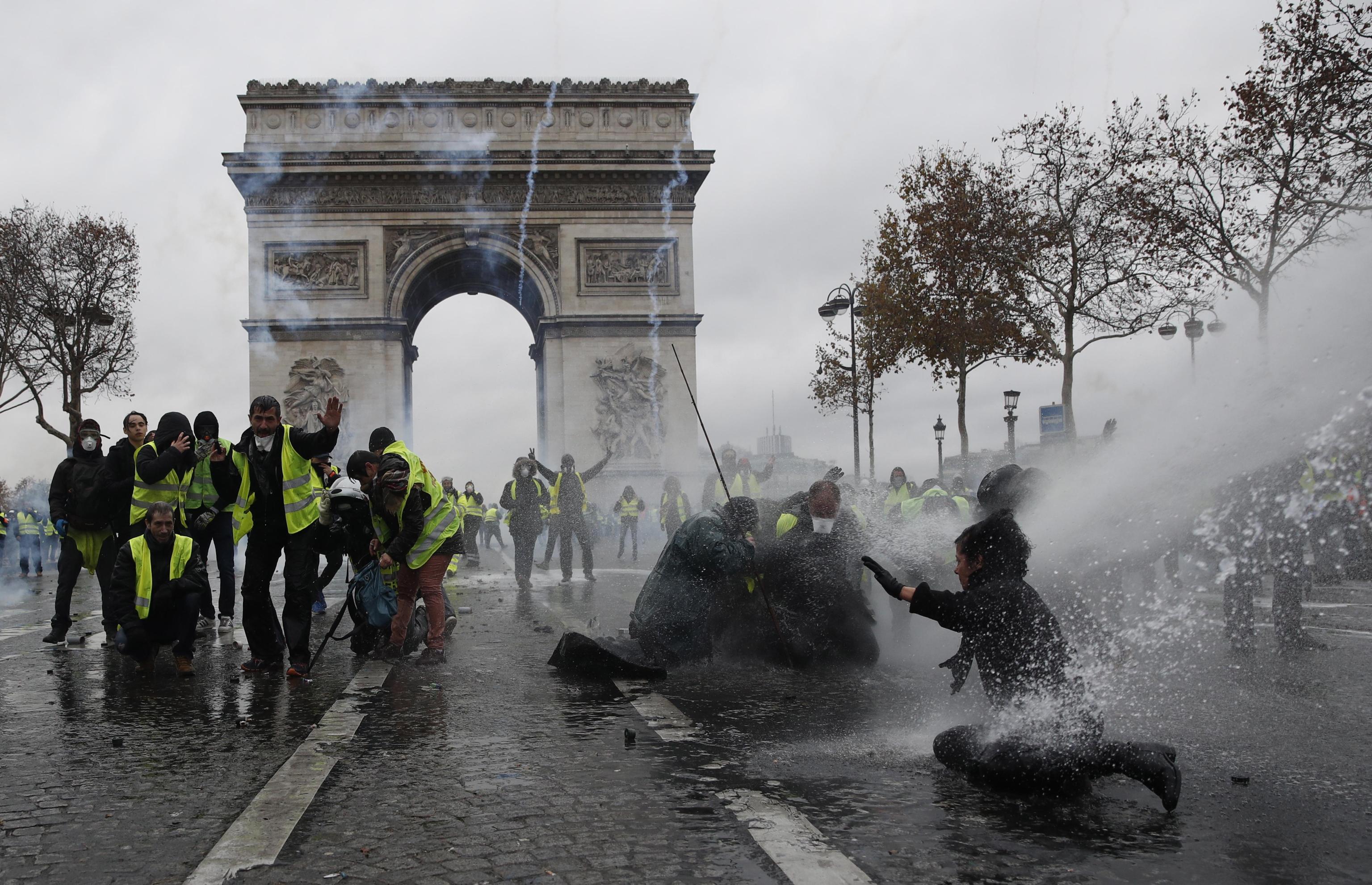 La polizia usa gli idranti contro i gilet gialli durante gli scontri avvenuti il 1 dicembre 2018 La polizia usa gli idranti contro i gilet gialli durante gli scontri avvenuti il 1 dicembre 2018