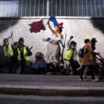 I gilet gialli in un murales, riproduzione de "La libertà che guida il popolo" di Eugene Delacroix I gilet gialli in un murales, riproduzione de "La libertà che guida il popolo" di Eugene Delacroix