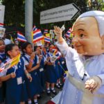 L'uomo con il costume del Papa saluta i fedeli