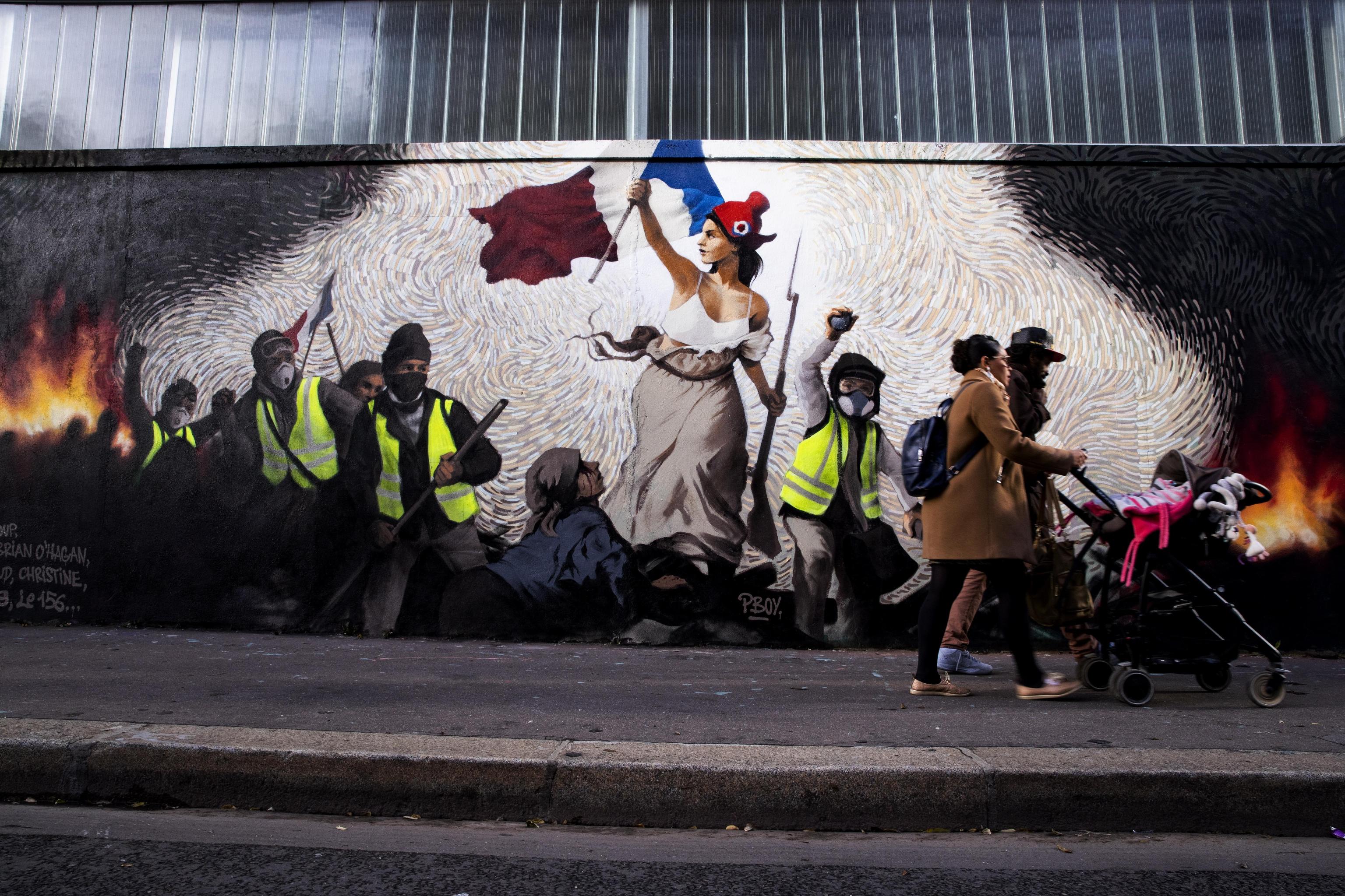 I gilet gialli in un murales, riproduzione de "La libertà che guida il popolo" di Eugene Delacroix