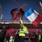 I gilet gialli marciano davanti allo storico Moulin Rouge I gilet gialli marciano davanti allo storico Moulin Rouge