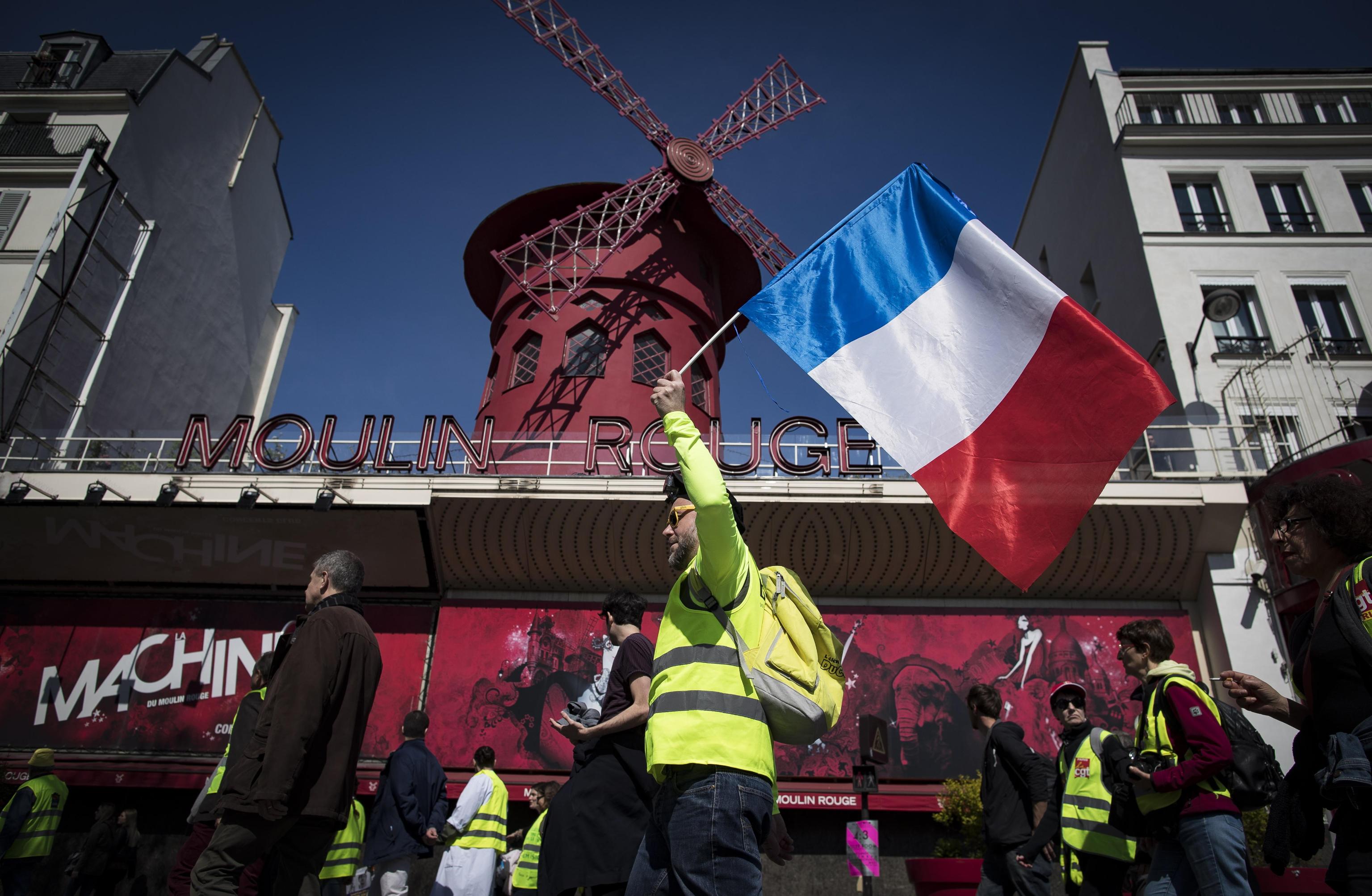 I gilet gialli marciano davanti allo storico Moulin Rouge I gilet gialli marciano davanti allo storico Moulin Rouge