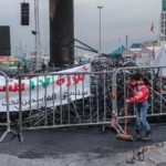 Una giovanissima ragazza aiuta a rimettere ordine Una giovanissima ragazza aiuta a rimettere ordine