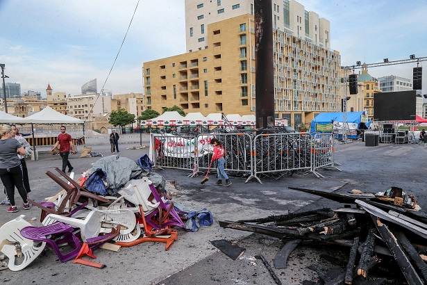 I danni della manifestazione avvenuta in piazza dei Martiri a Beirut I danni della manifestazione avvenuta in piazza dei Martiri a Beirut