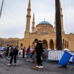 Alcuni volontari ripuliscono l'area della moschea in piazza