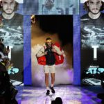 Stefanos Tsitsipas fa il suo ingresso in campo alla O2 Arena di Londra Stefanos Tsitsipas fa il suo ingresso in campo alla O2 Arena di Londra