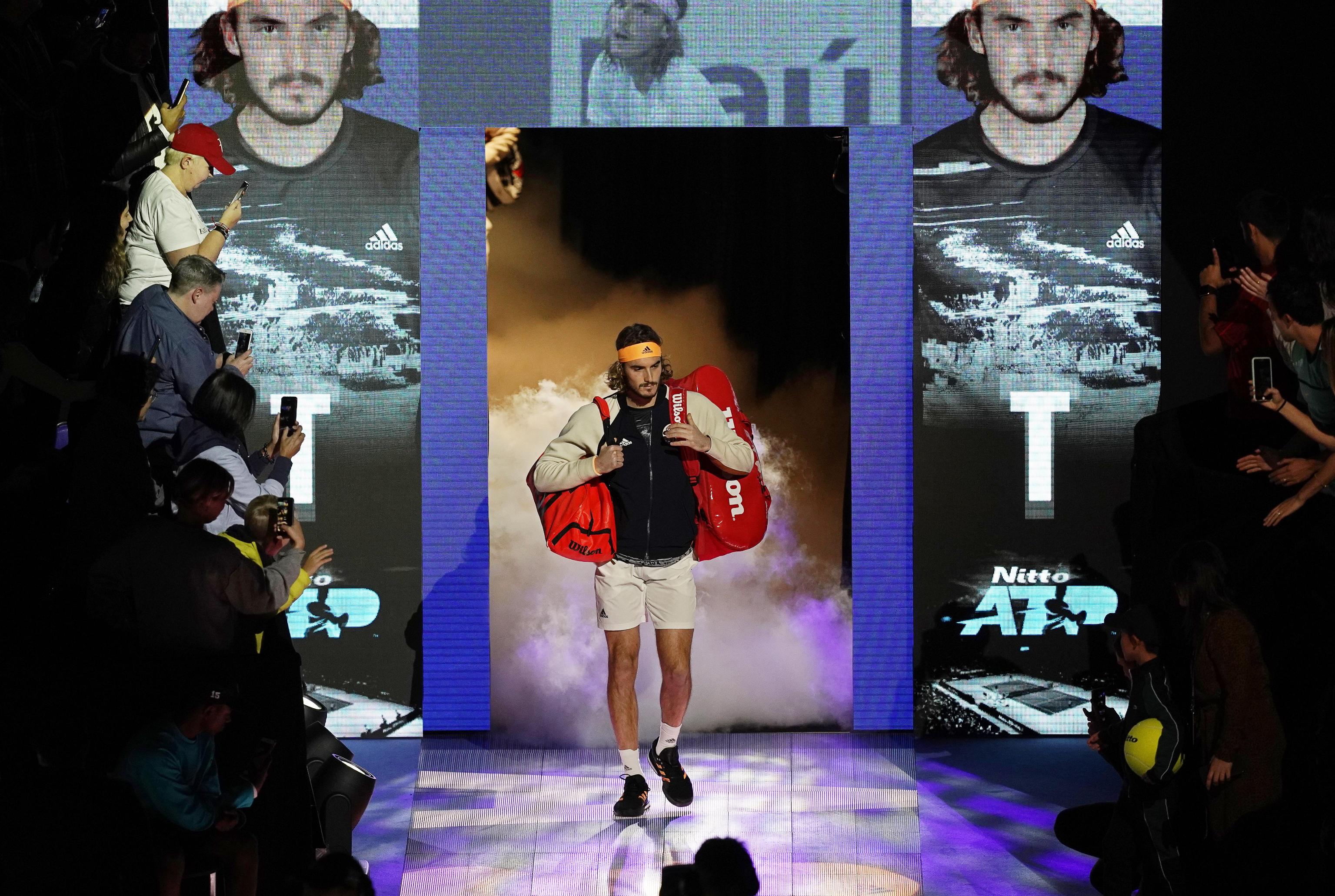 Stefanos Tsitsipas fa il suo ingresso in campo alla O2 Arena di Londra Stefanos Tsitsipas fa il suo ingresso in campo alla O2 Arena di Londra