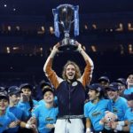 Stefanos Tsitsipas alza il trofeo festeggiando insieme ai ball boys del torneo. Stefanos Tsitsipas alza il trofeo festeggiando insieme ai ball boys del torneo.