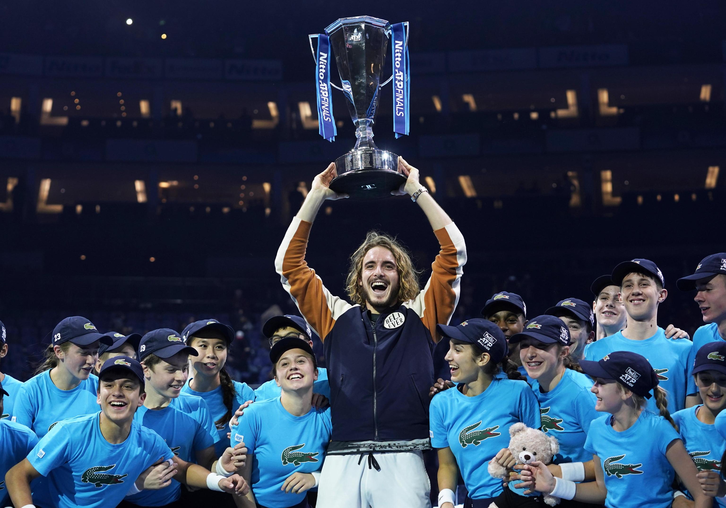 Stefanos Tsitsipas alza il trofeo festeggiando insieme ai ball boys del torneo. Stefanos Tsitsipas alza il trofeo festeggiando insieme ai ball boys del torneo.