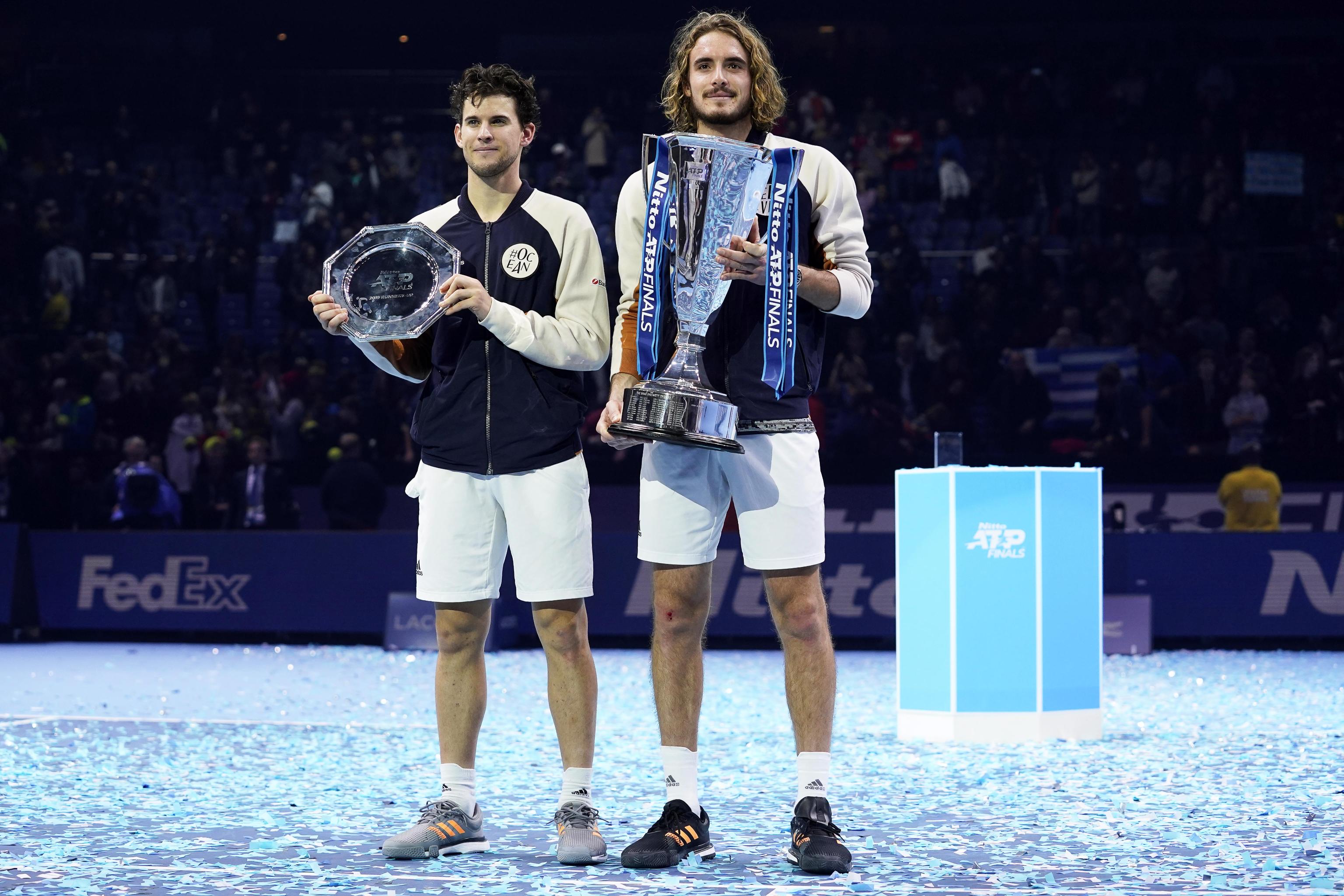 Foto di rito per Tsitsipas e Thiem dopo la consegna dei rispettivi trofei Foto di rito per Tsitsipas e Thiem dopo la consegna dei rispettivi trofei