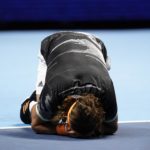 Subito dopo il championship point, il tennista greco si lascia andare all'emozione Subito dopo il championship point, il tennista greco si lascia andare all'emozione