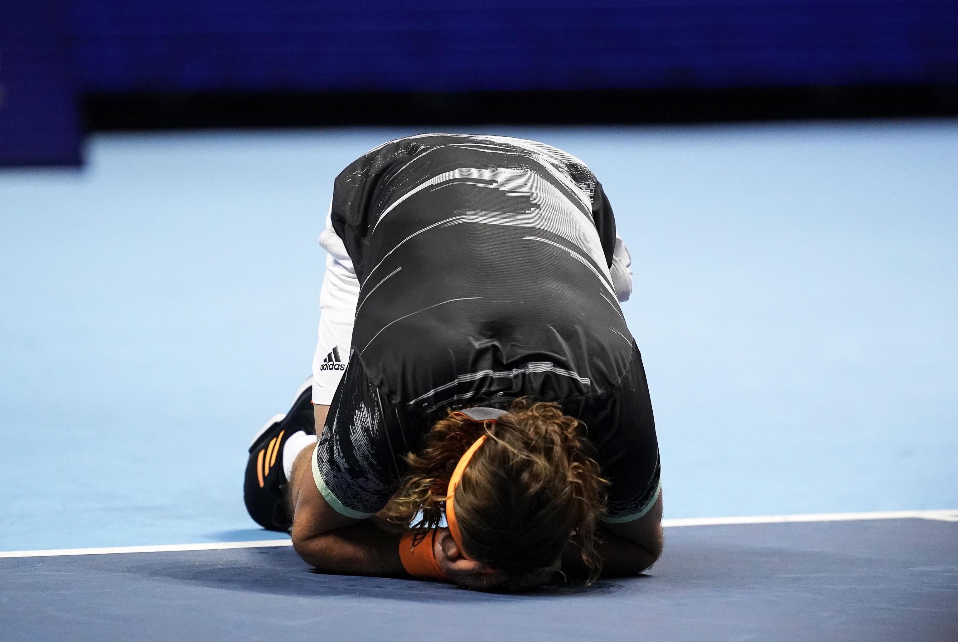 Subito dopo il championship point, il tennista greco si lascia andare all'emozione Subito dopo il championship point, il tennista greco si lascia andare all'emozione