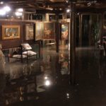 La marea che ha invaso l'interno di una bottega d'arte all'Accademia