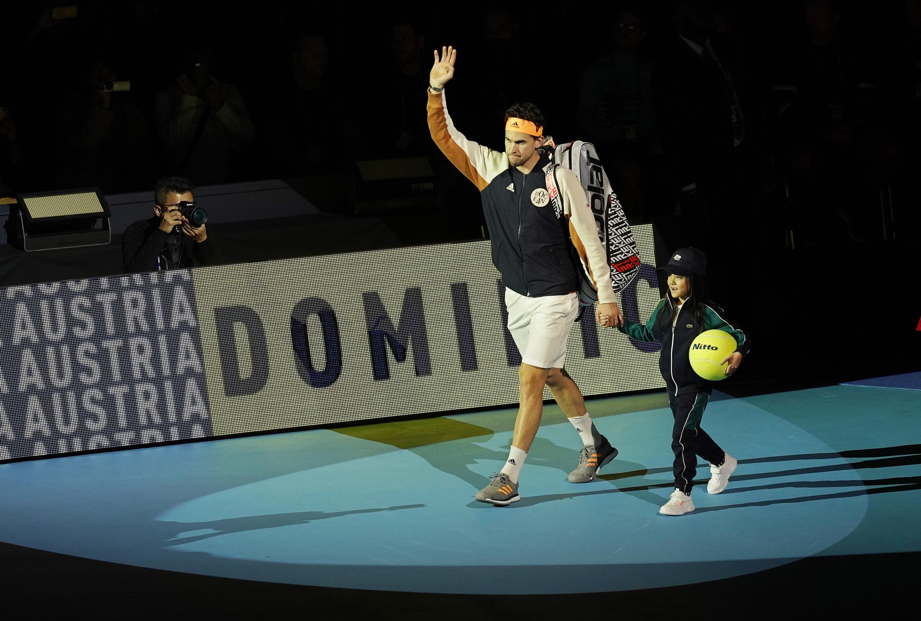 Dominic Thiem saluta il pubblico al momento dell'entrata in campo Dominic Thiem saluta il pubblico al momento dell'entrata in campo
