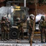 I militari sparano fumogeni sulla folla