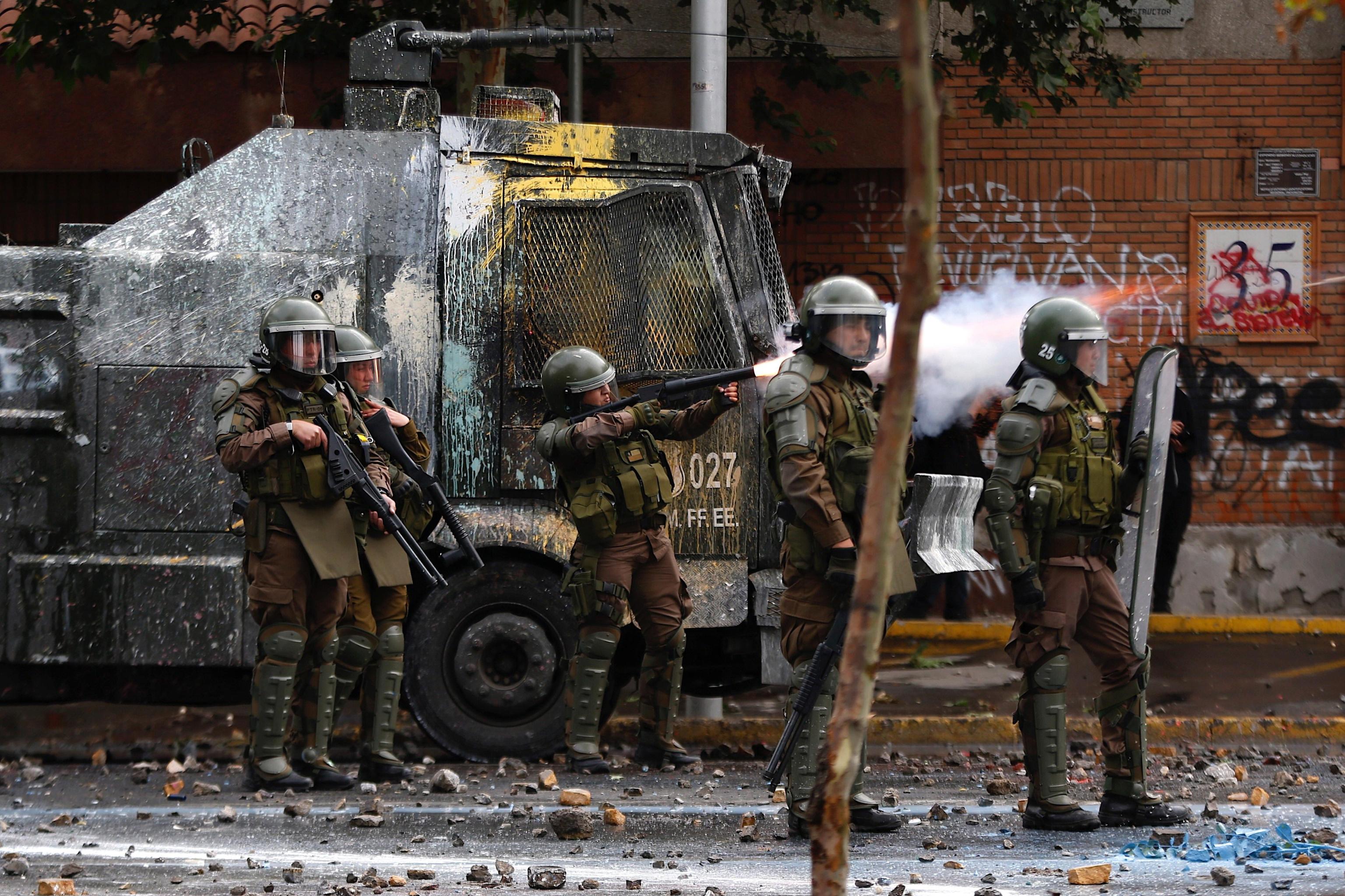 I militari sparano fumogeni sulla folla