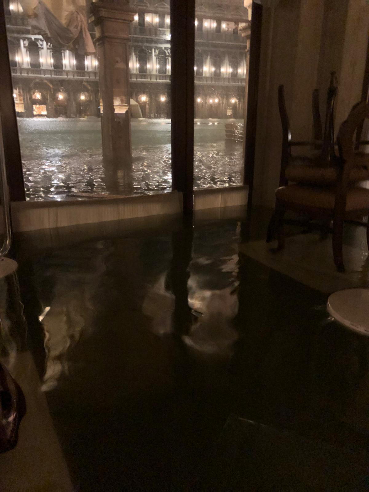Il Caffè Quadri devastato dall'acqua alta