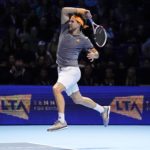 La coordinazione del tennista austrico con entrambi i piedi staccati dal terra subito dopo il dritto La coordinazione del tennista austrico con entrambi i piedi staccati dal terra subito dopo il dritto