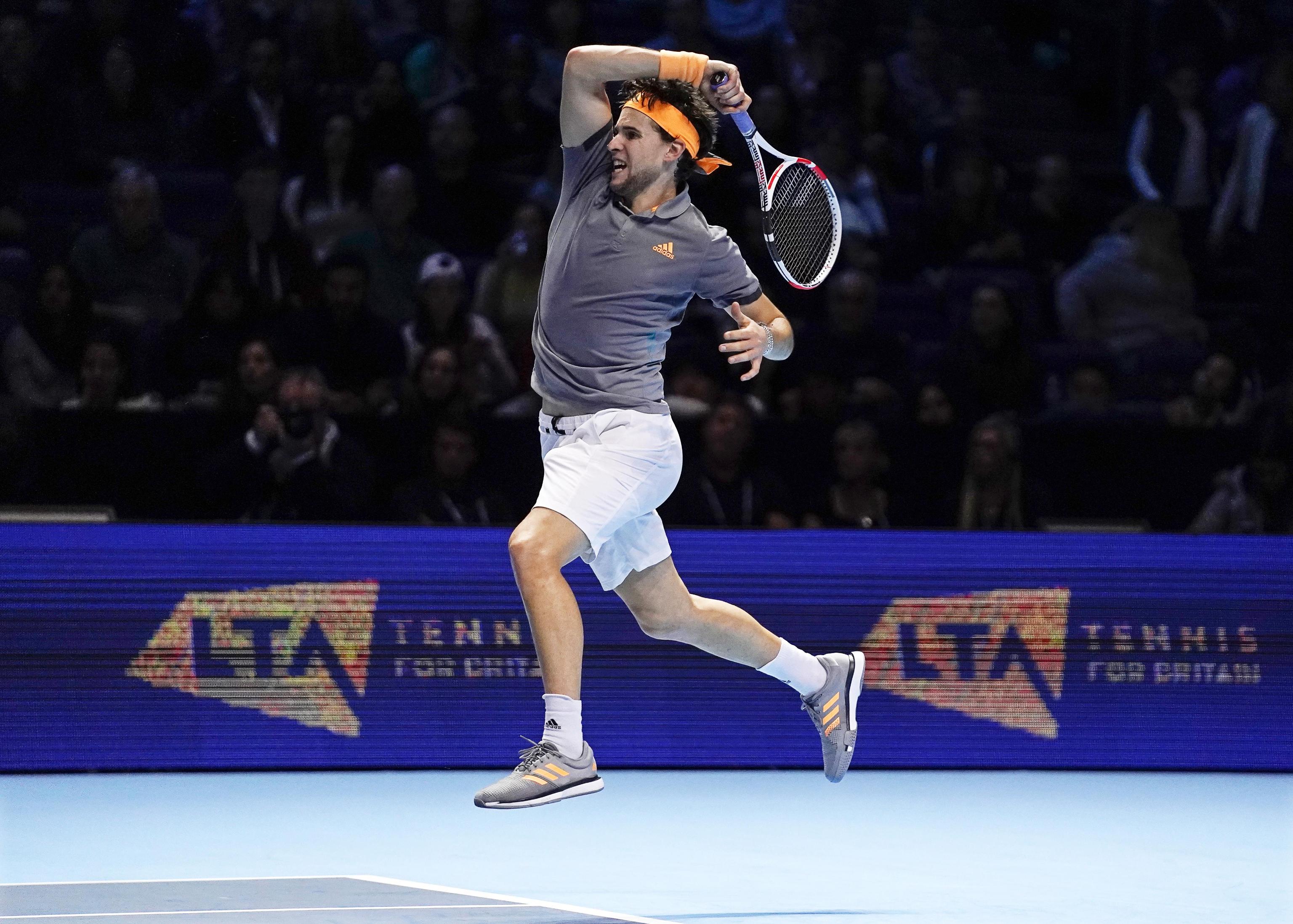 La coordinazione del tennista austrico con entrambi i piedi staccati dal terra subito dopo il dritto La coordinazione del tennista austrico con entrambi i piedi staccati dal terra subito dopo il dritto