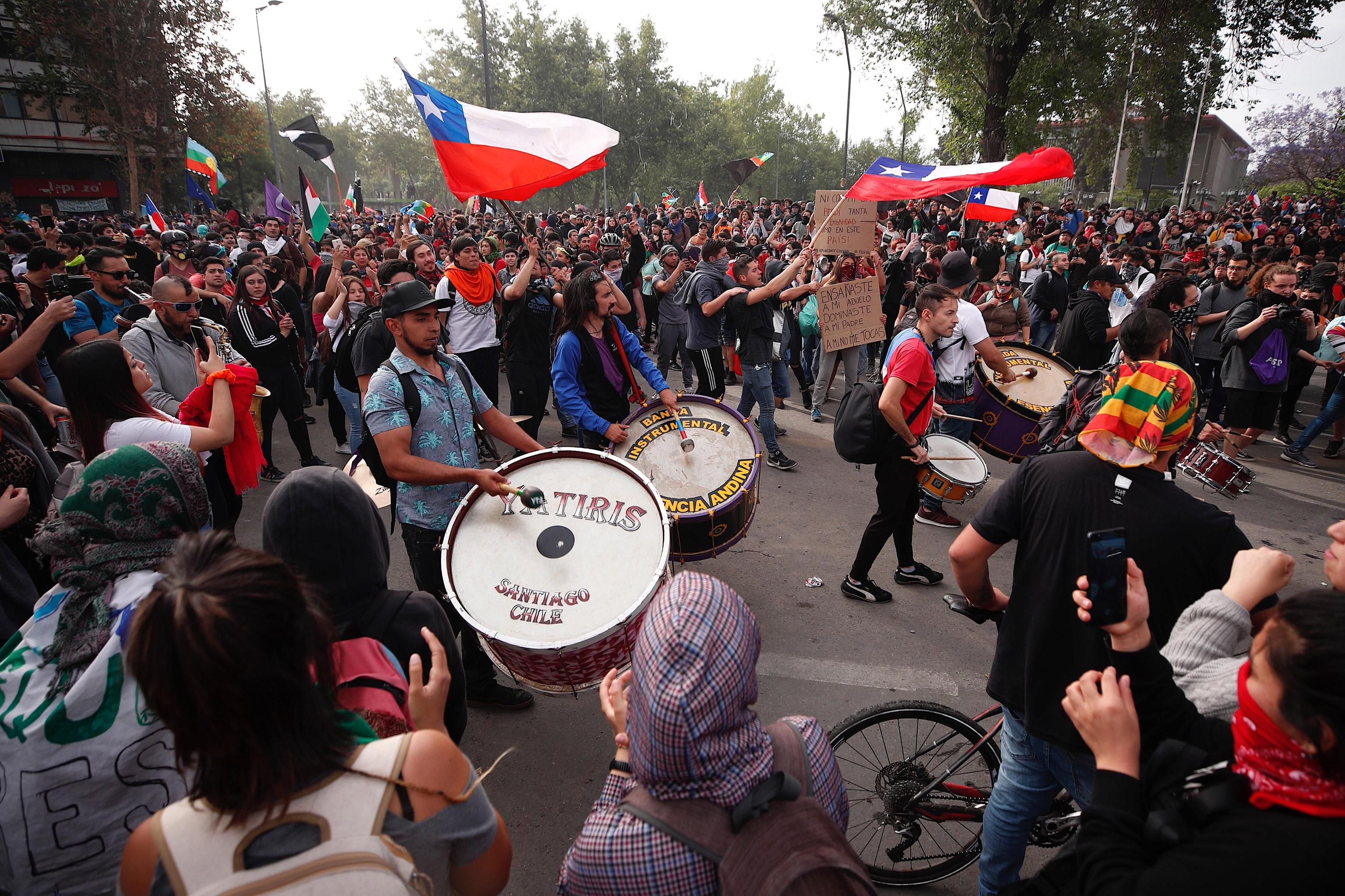 Un nuovo giorno di protesta in Cile. A Santiago le persone sono scese in piazza per manifestare contro il governo