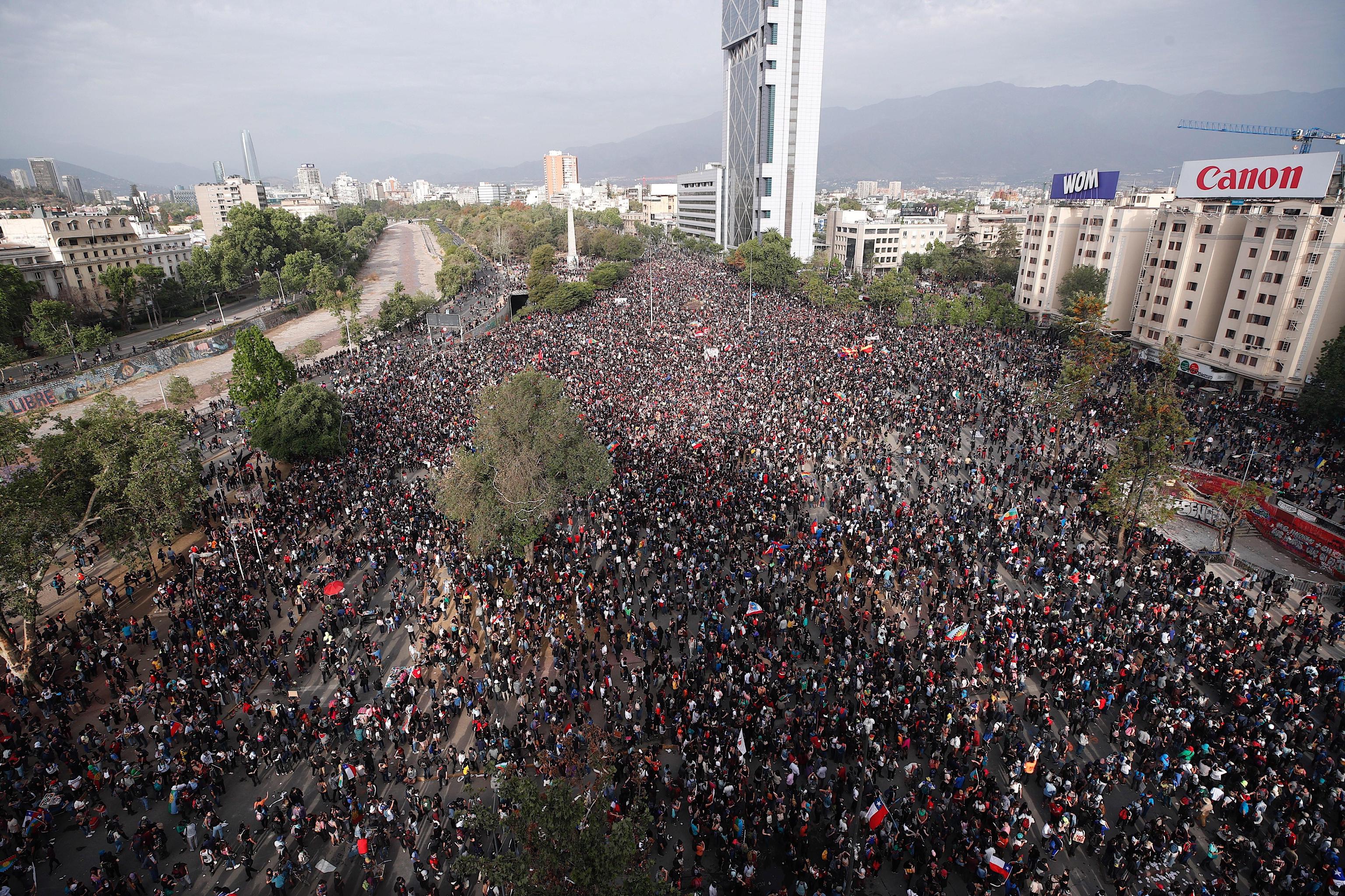 La manifestazione ha riempito la piazza di Santiago