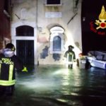 I vigili del fuoco occupati in operazioni di soccorso