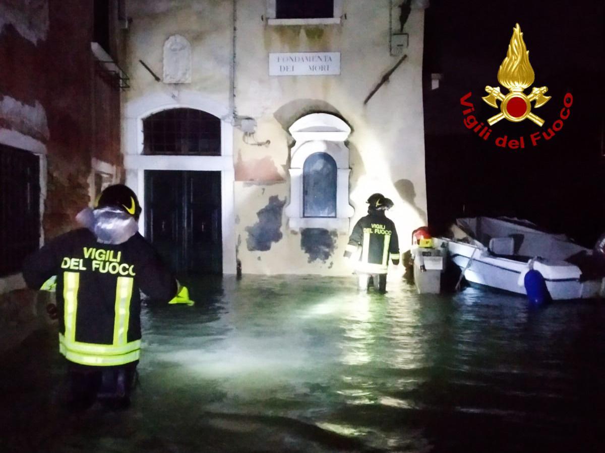 I vigili del fuoco occupati in operazioni di soccorso