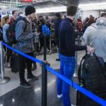 Lunghe file agli aeroporti statunitensi. Le persone tornano a casa per festeggiare il Giorno del Rigraziamento Lunghe file agli aeroporti statunitensi. Le persone tornano a casa per festeggiare il Giorno del Rigraziamento