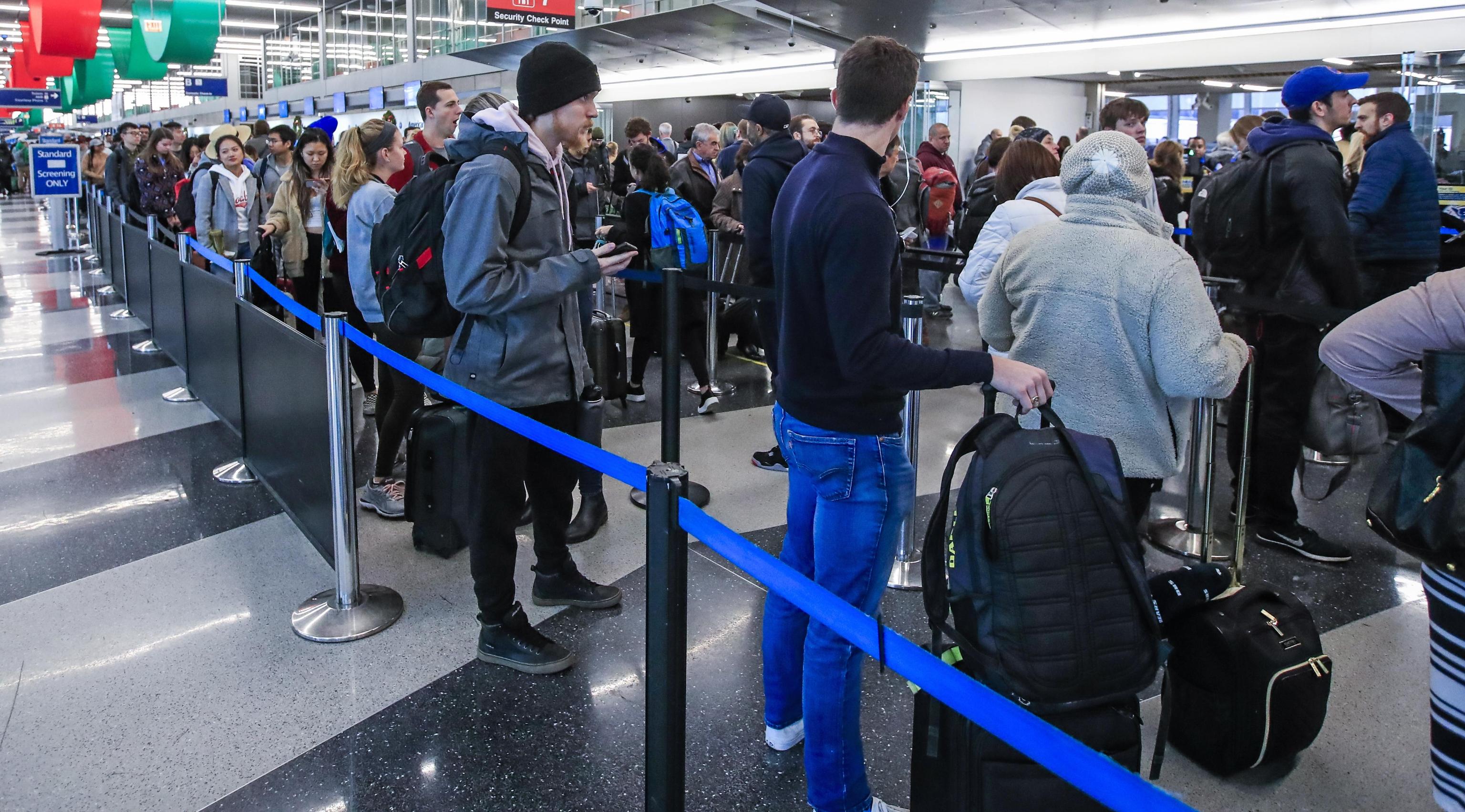 Lunghe file agli aeroporti statunitensi. Le persone tornano a casa per festeggiare il Giorno del Rigraziamento Lunghe file agli aeroporti statunitensi. Le persone tornano a casa per festeggiare il Giorno del Rigraziamento