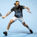 Tsitsipas mentre si prepara a colpire la palla di dritto Tsitsipas mentre si prepara a colpire la palla di dritto