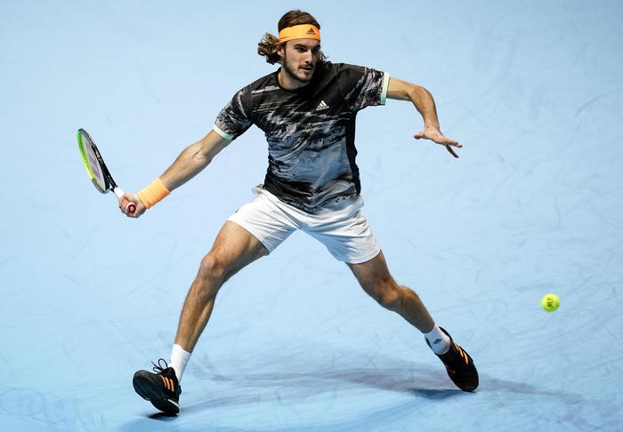 Tsitsipas mentre si prepara a colpire la palla di dritto Tsitsipas mentre si prepara a colpire la palla di dritto