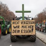 "Non dimenticarti, noi produciamo il tuo cibo", è la scritta presente su un cartello di alcuni contadini