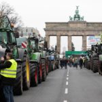 Migliaia di contadini in piazza a Berlino davanti alla porta di Brandeburgo