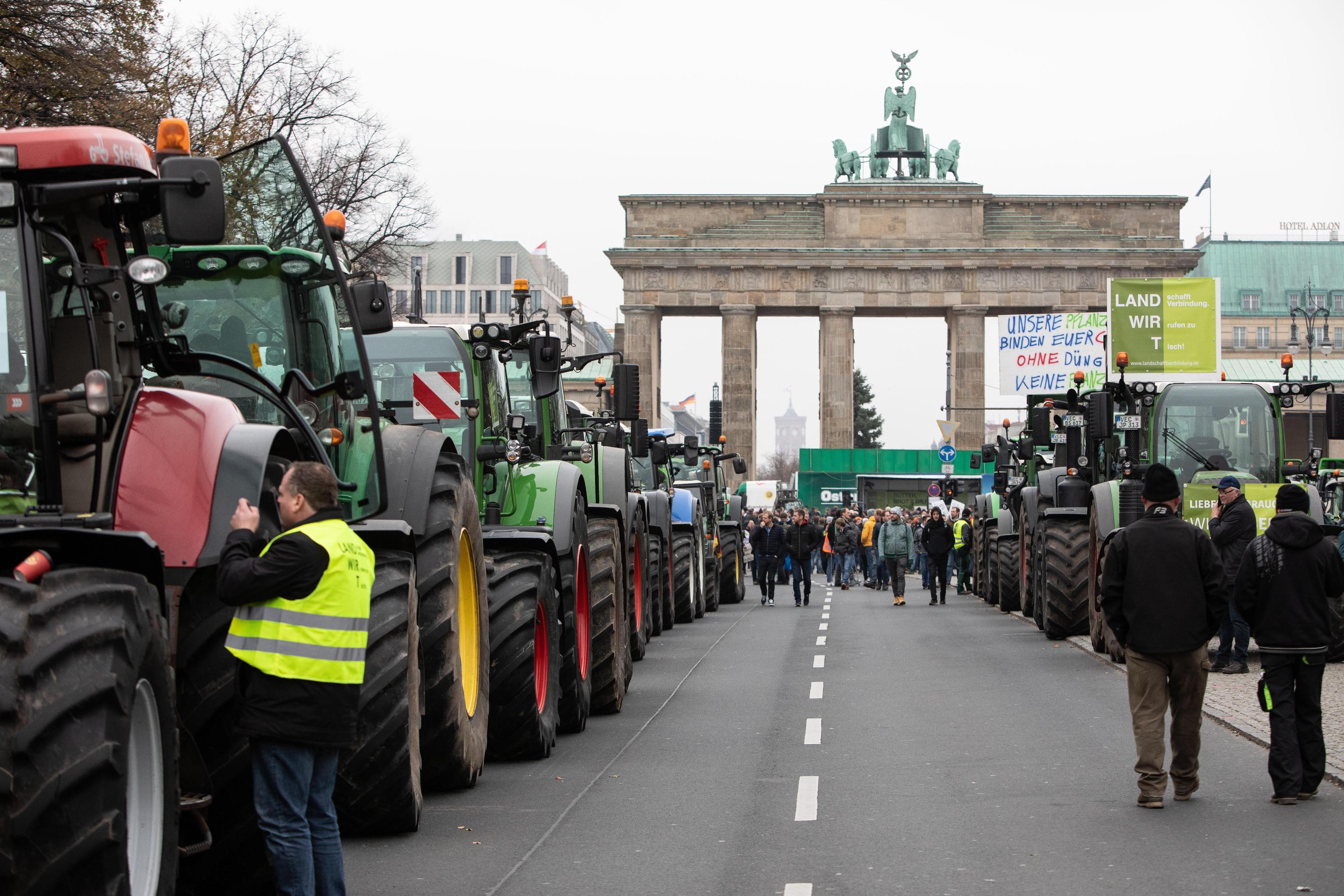 Migliaia di contadini in piazza a Berlino davanti alla porta di Brandeburgo