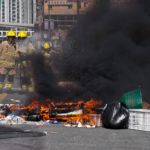 La protesta di Hong Kong infiamma tutta la città. Due pompieri alle prese con le barricate date fuoco dai manifestanti La protesta di Hong Kong infiamma tutta la città. Due pompieri alle prese con le barricate date fuoco dai manifestanti